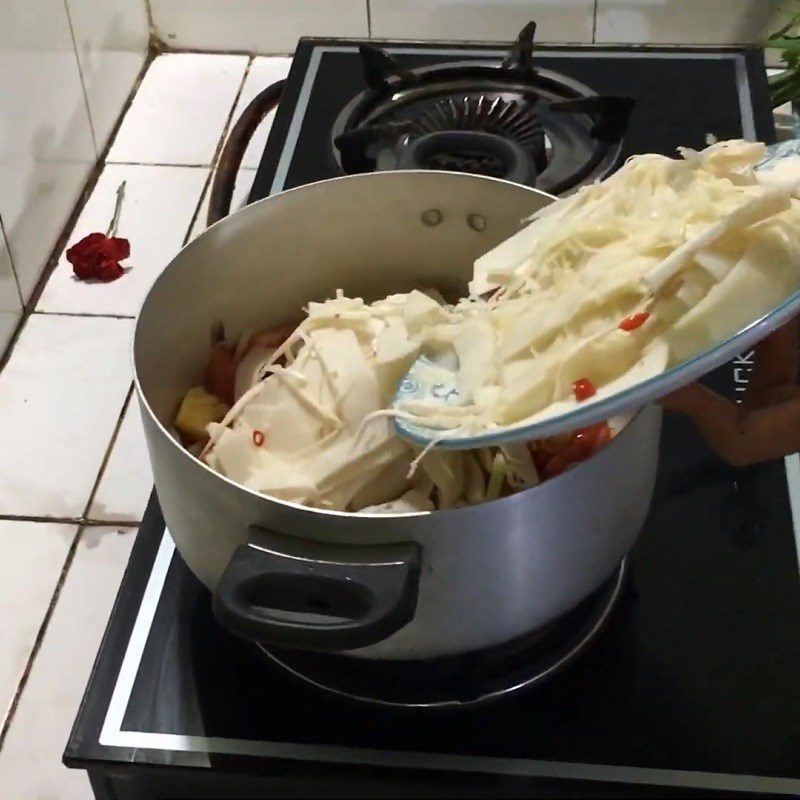 Step 3 Stir-fry ingredients for sour bamboo shoot snakehead fish hotpot