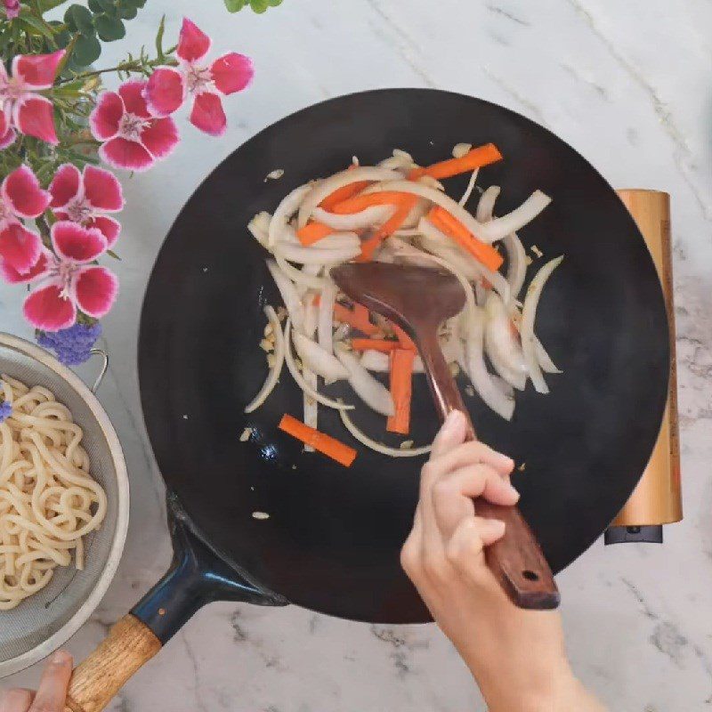 Step 7 Stir-fry ingredients Udon noodles with seafood