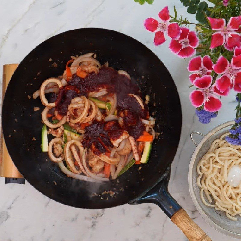 Step 7 Stir-fry ingredients Udon noodles with seafood