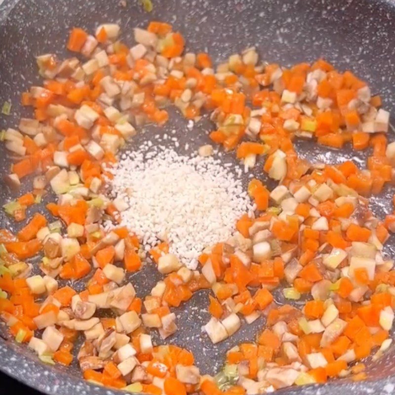 Step 2 Sauté the filling for steamed tofu with mushrooms (Recipe shared by Tiktok Green Vegetarian Kitchen)
