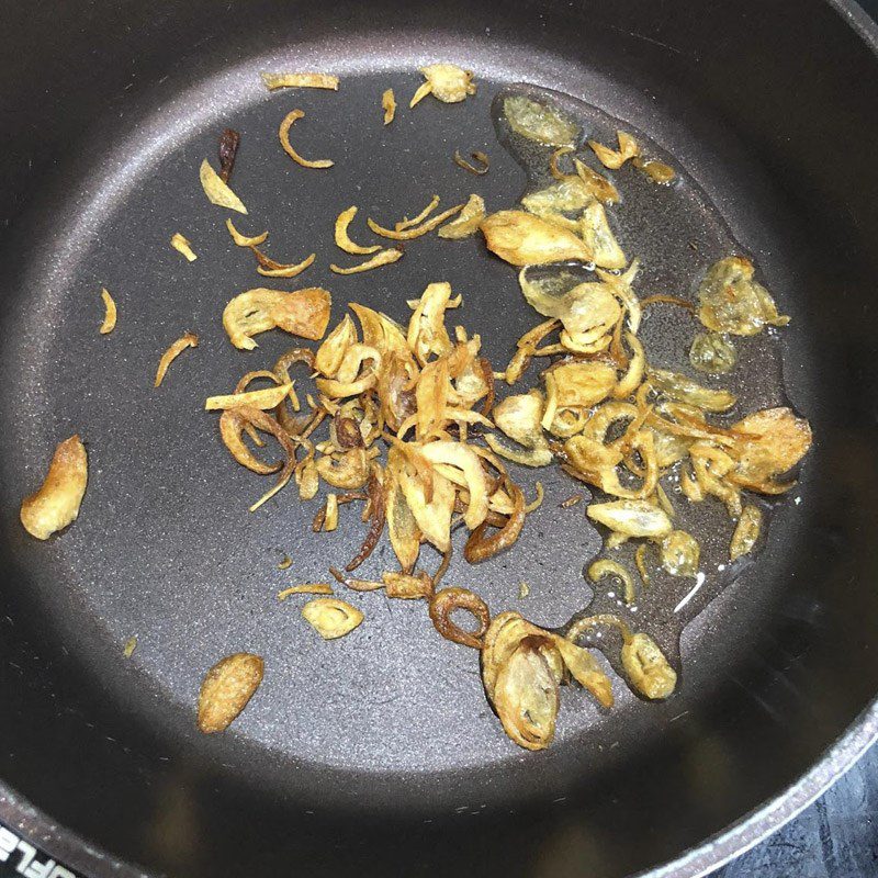 Step 3 Stir-fry the filling Sticky rice with pigeon and shiitake mushrooms