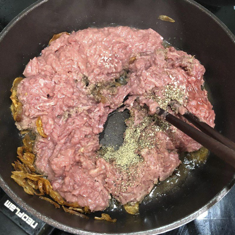 Step 3 Stir-fry pigeon meat with shiitake mushrooms