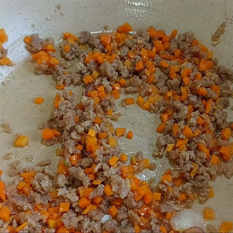 Step 2 Stir-fry the filling for the steamed vegetable rice paper