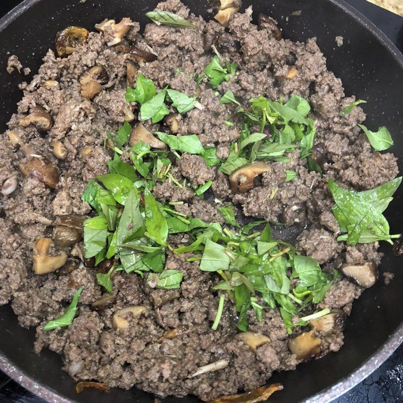 Step 3 Stir-fry pigeon meat with shiitake mushrooms