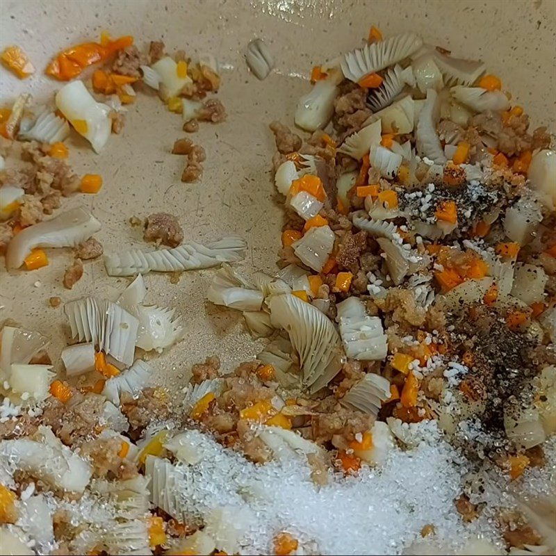 Step 2 Stir-fry the filling for the steamed vegetable rice paper