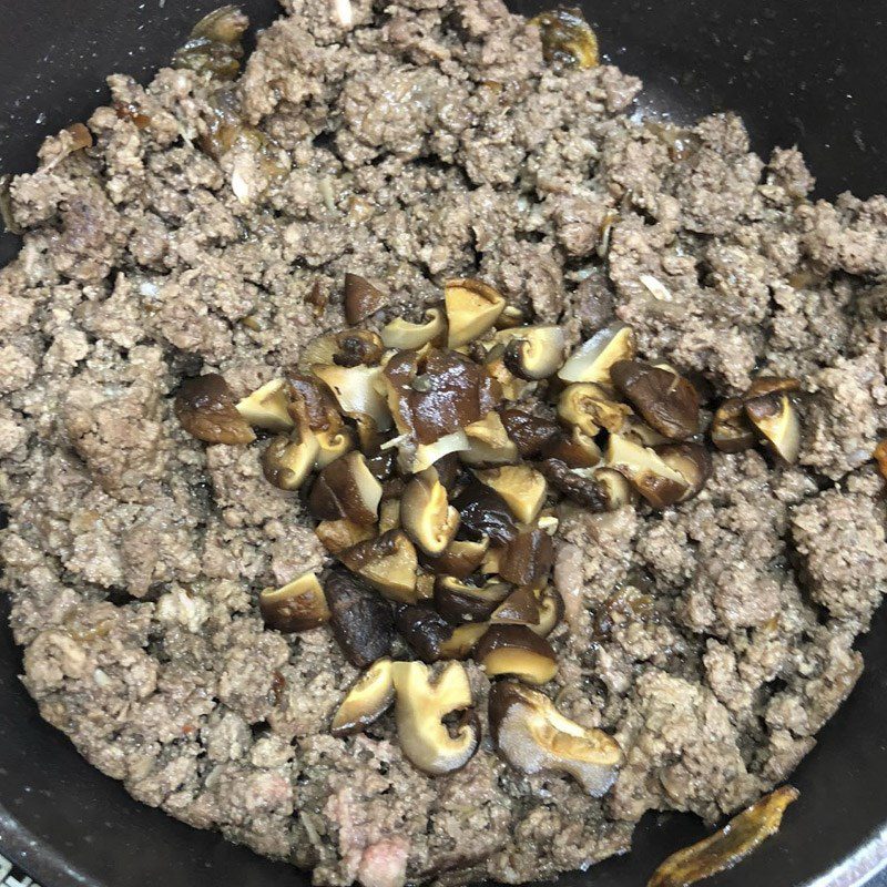 Step 3 Stir-fry pigeon meat with shiitake mushrooms