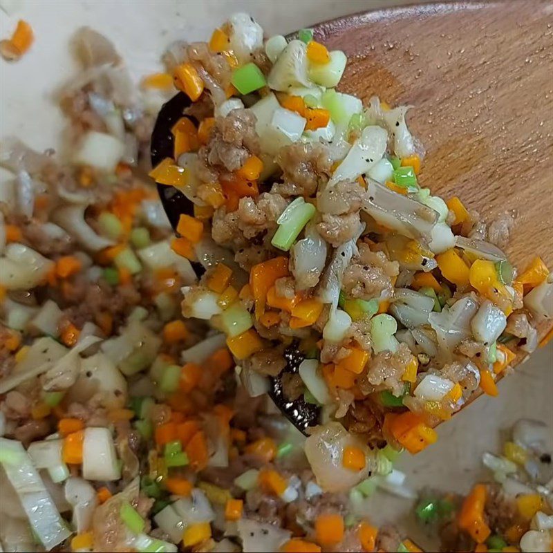 Step 2 Stir-fry the filling for the steamed vegetable rice paper