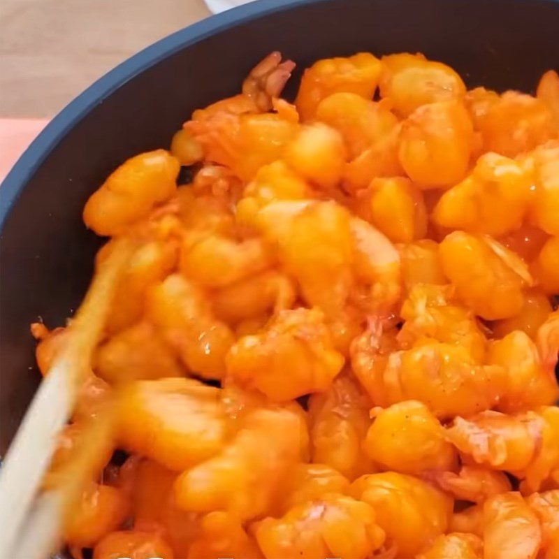 Step 3 Stir-fry shrimp filling Bánh bột lọc Phan Thiết