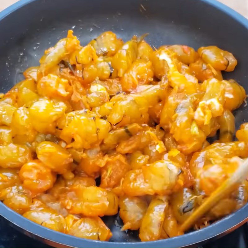 Step 3 Sauté shrimp filling for Phan Thiet tapioca cake