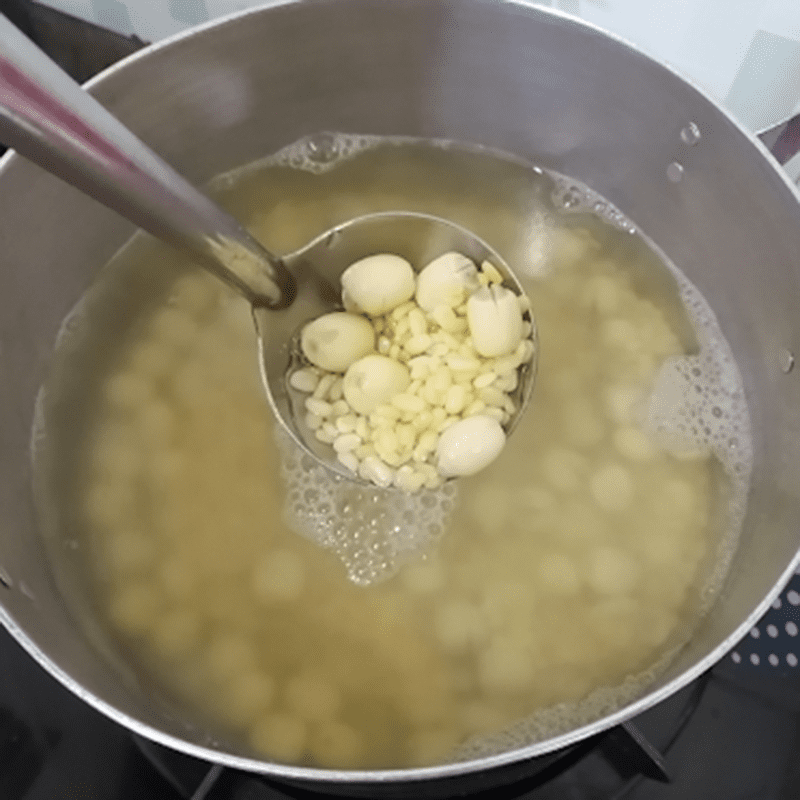 Step 2 Cooking lotus seed mung bean soup Lotus seed mung bean soup