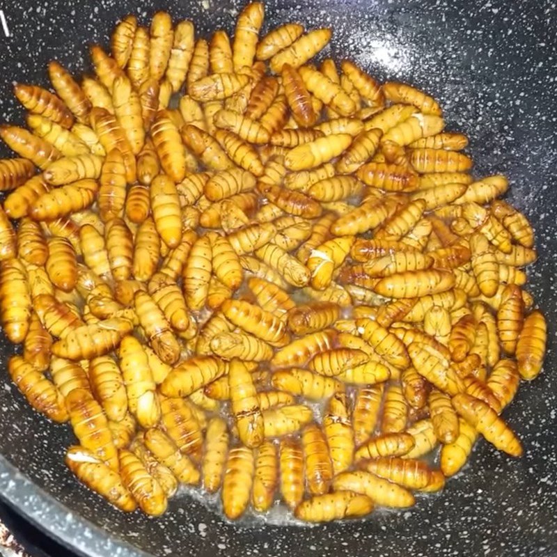 Step 3 Stir-fry the pupae Stir-fried Pupae with Lime Leaves