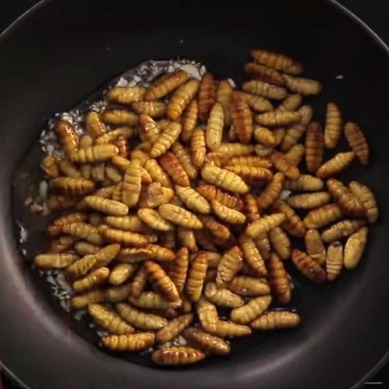 Step 3 Stir-fried larvae Stir-fried larvae with bamboo shoots
