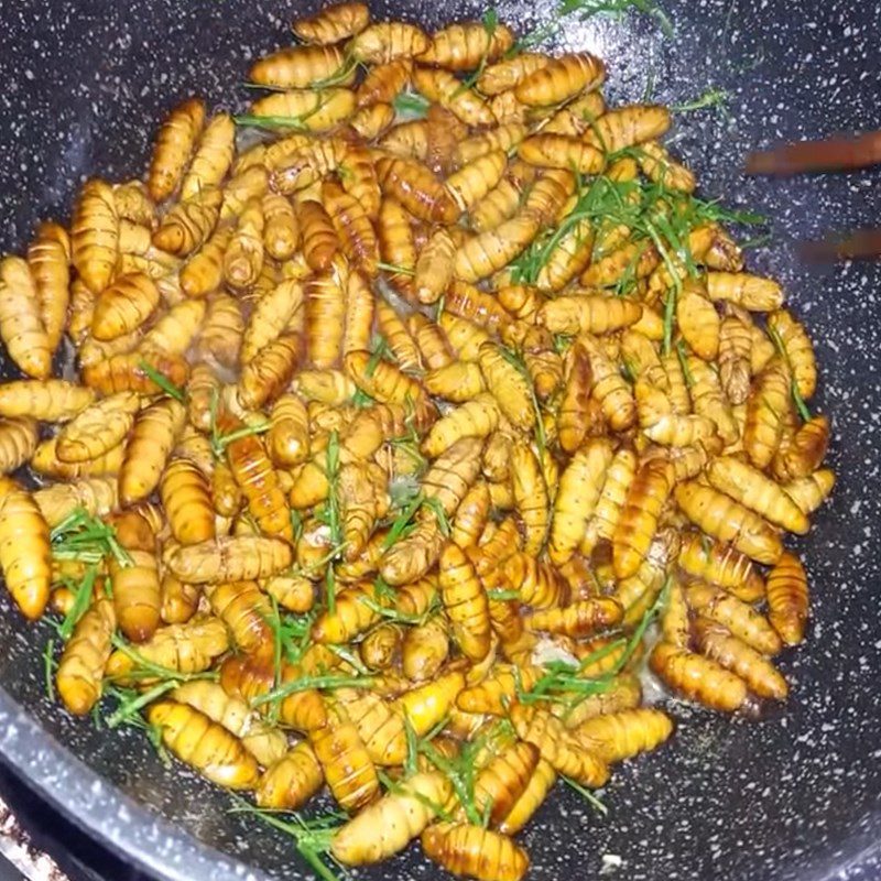 Step 3 Stir-fry the pupae Stir-fried Pupae with Lime Leaves