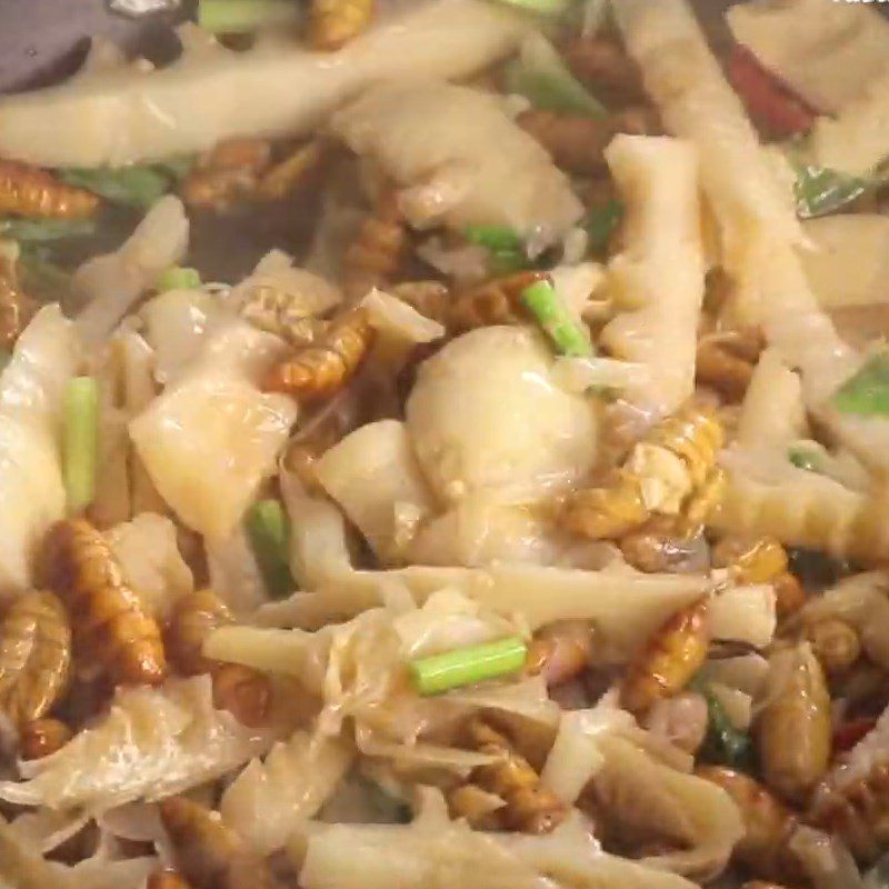 Step 3 Stir-fried larvae Stir-fried larvae with bamboo shoots