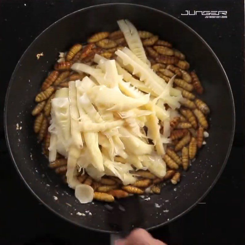 Step 3 Stir-fried larvae Stir-fried larvae with bamboo shoots