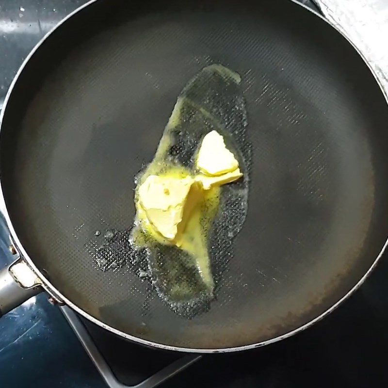 Step 3 Stir-fry the larvae Garlic butter fried larvae