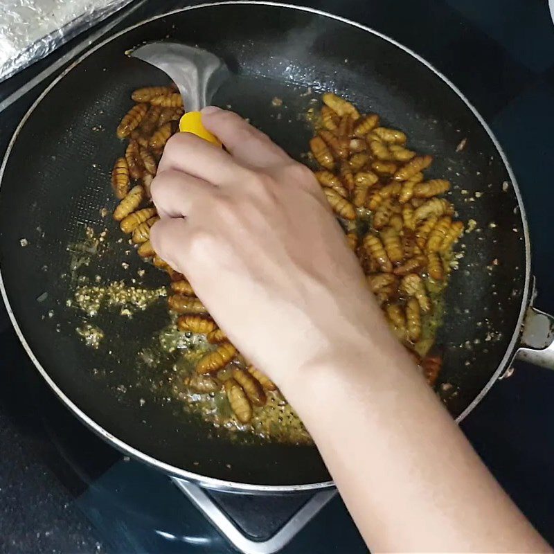 Step 3 Stir-fry the larvae Garlic butter fried larvae
