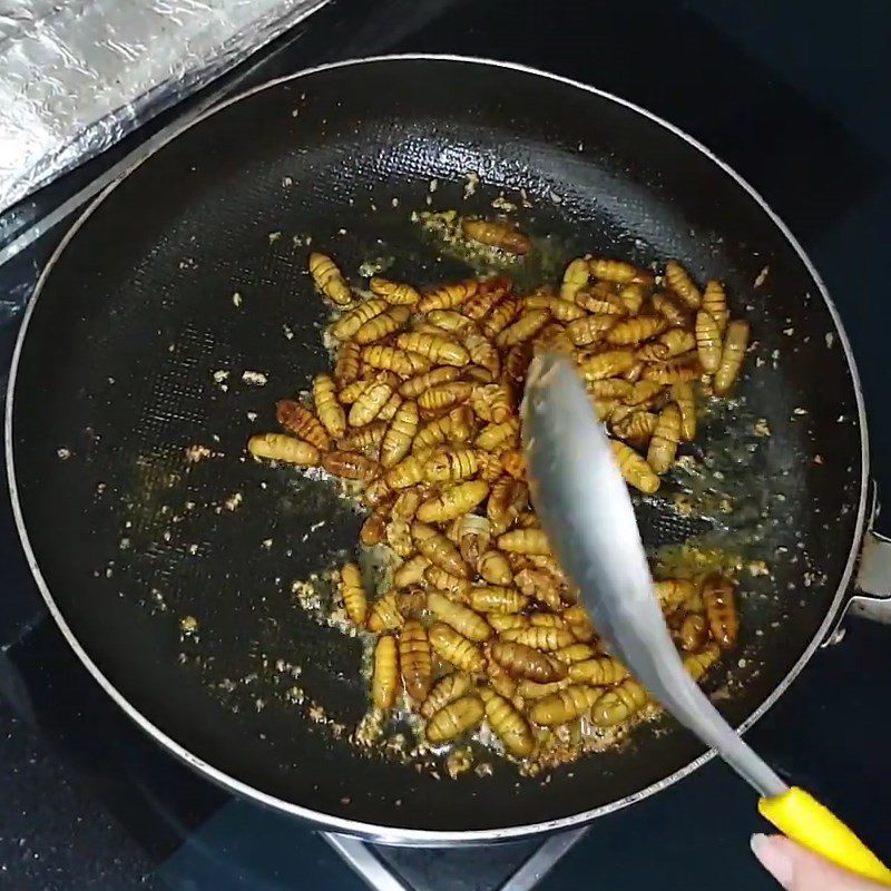 Step 3 Stir-fry the larvae Garlic butter fried larvae