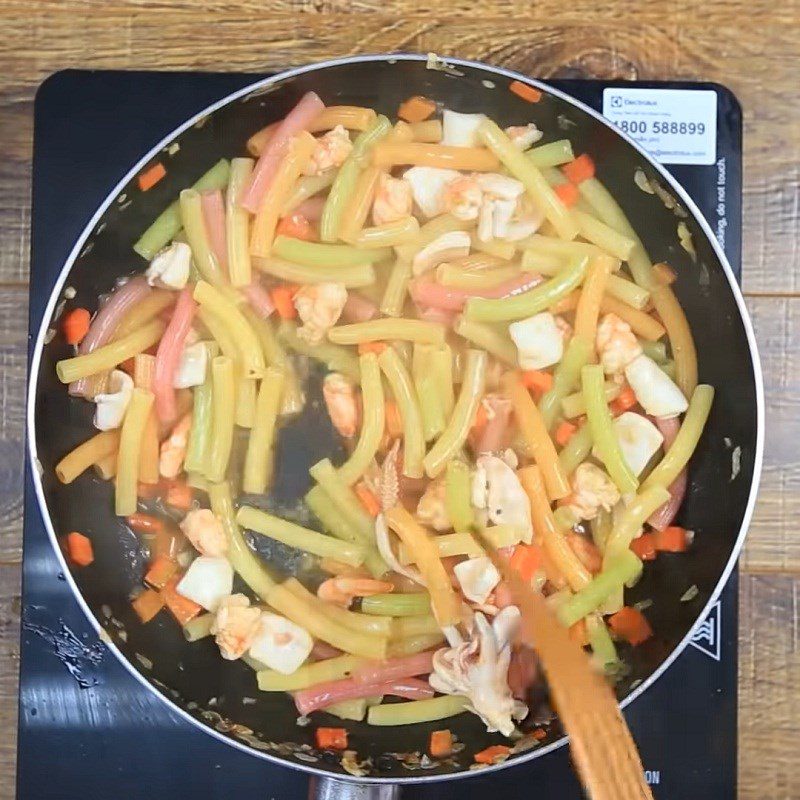 Step 4 Stir-fried noodles Seafood noodles with tamarind sauce