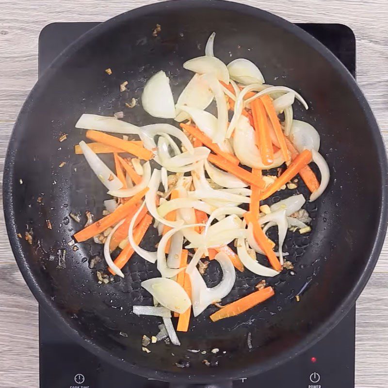 Step 3 Stir-fry vegetables with fried pork sausage in spicy sauce