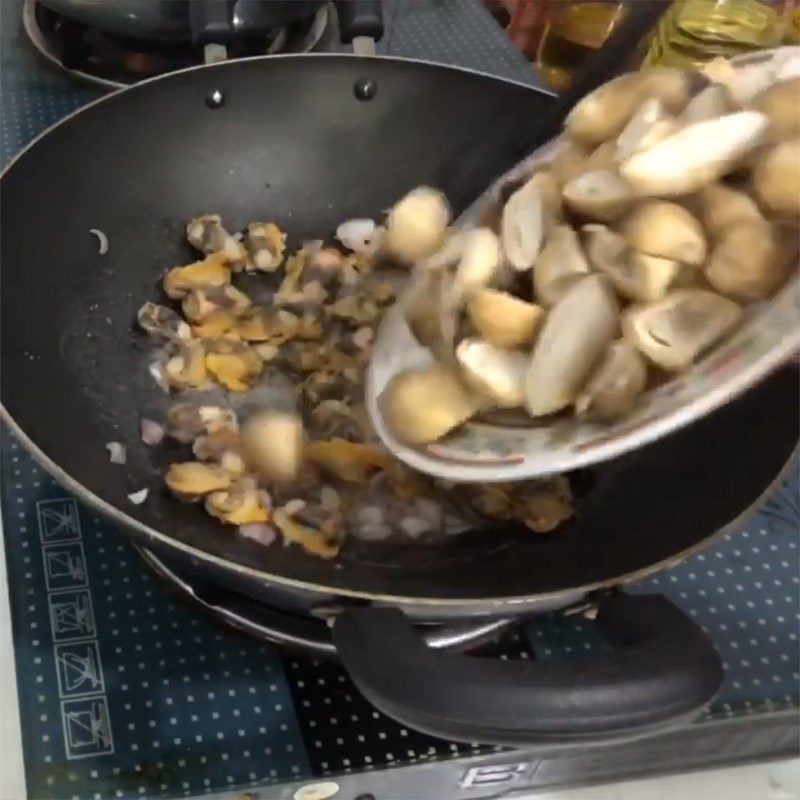 Step 3 Stir-fry seafood Seafood porridge