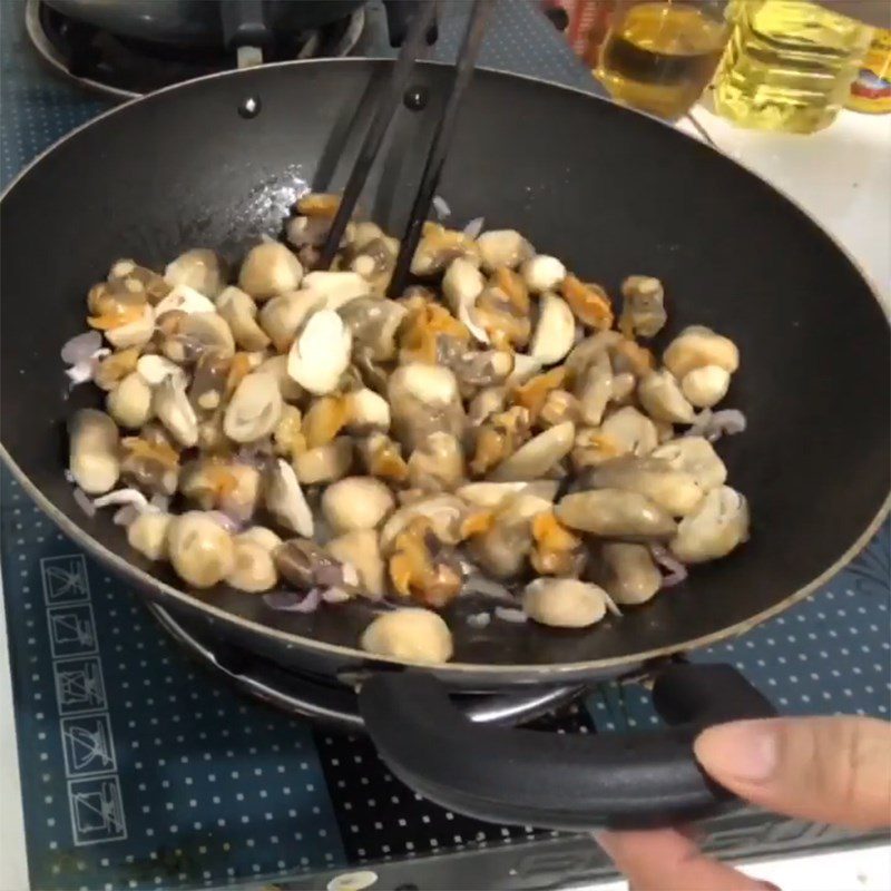 Step 3 Stir-fry seafood Seafood porridge