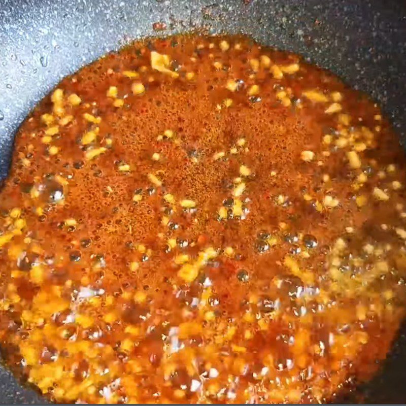 Step 2 Stir-fry the tomato sauce for Young corn braised with tomatoes