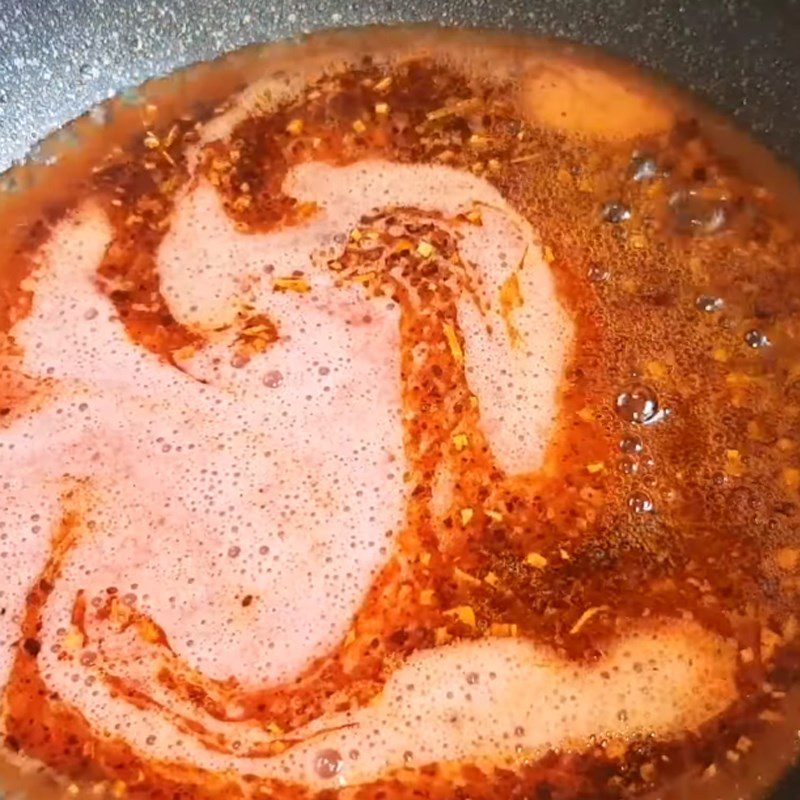 Step 2 Stir-fry the tomato sauce for Young corn braised with tomatoes