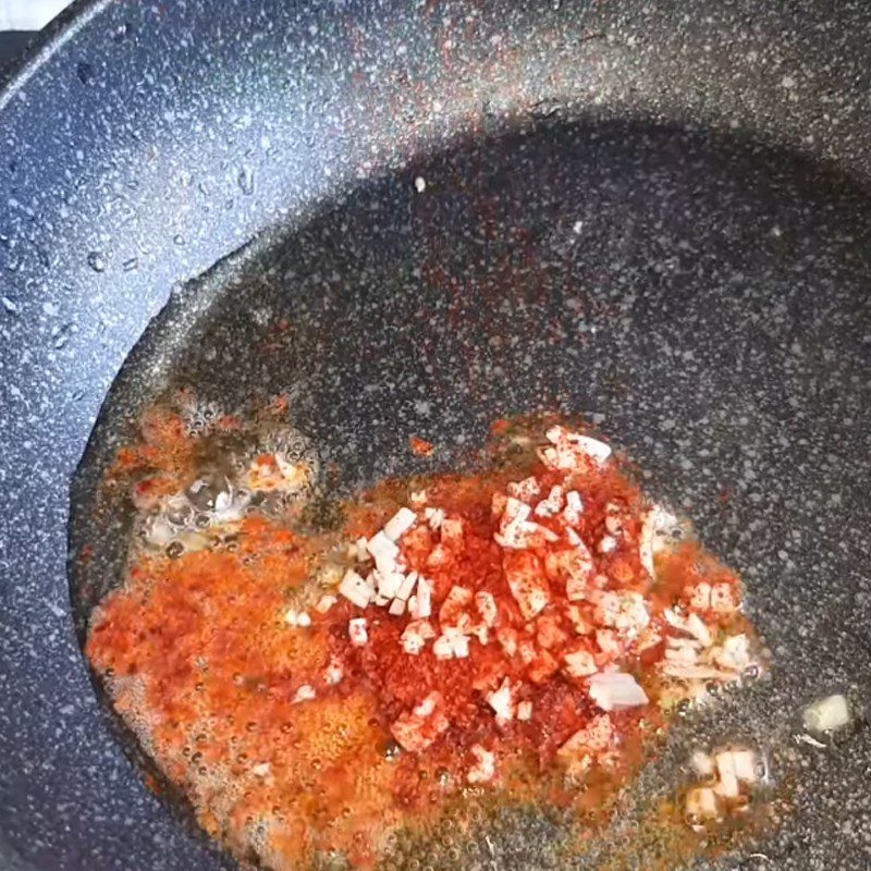 Step 2 Stir-fry the tomato sauce for Young corn braised with tomatoes