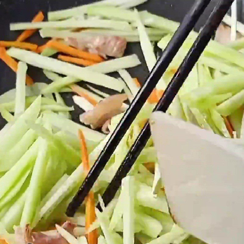Step 4 Stir-fry chayote Stir-fried chayote with pork belly