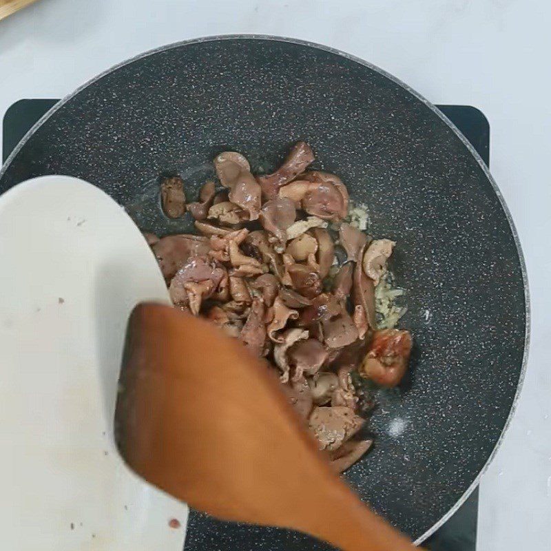 Step 4 Stir-fry chayote Chayote stir-fried with pig heart
