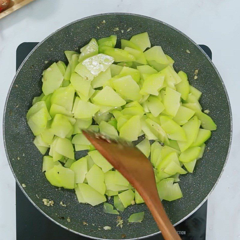 Step 4 Stir-fry chayote Chayote stir-fried with pig heart