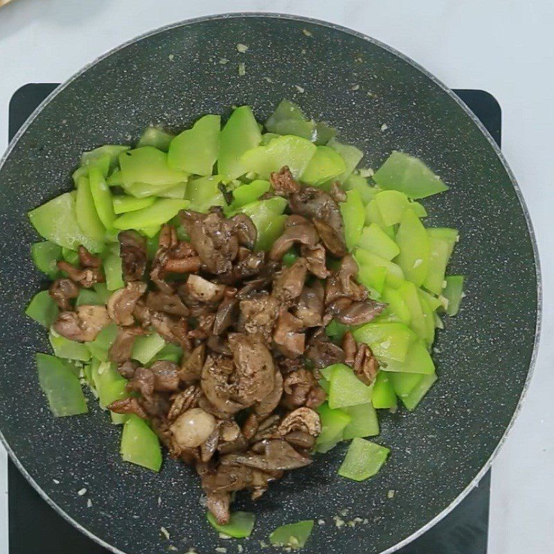Step 4 Stir-fry chayote Chayote stir-fried with pig heart