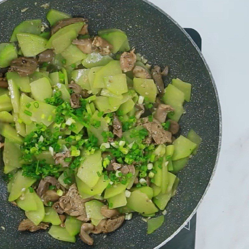 Step 4 Stir-fry chayote Chayote stir-fried with pig heart