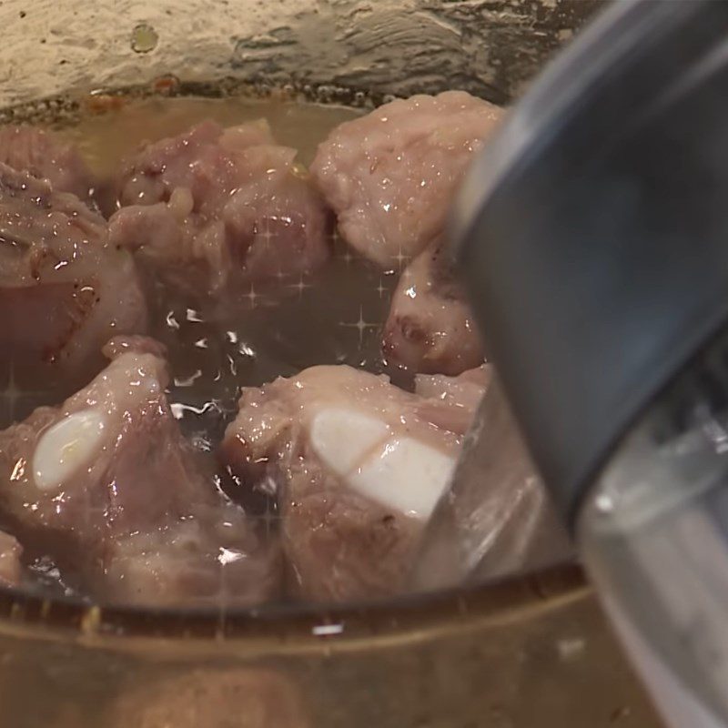 Step 5 Stir-fry ribs with aloe vera soup