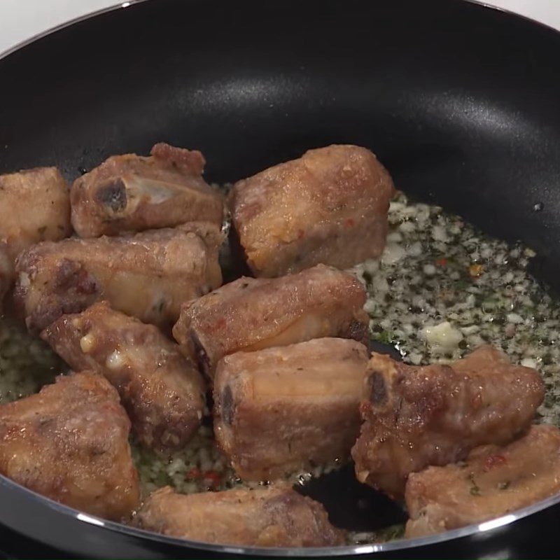 Step 5 Stir-fry ribs Stir-fried ribs with lemon and lemongrass
