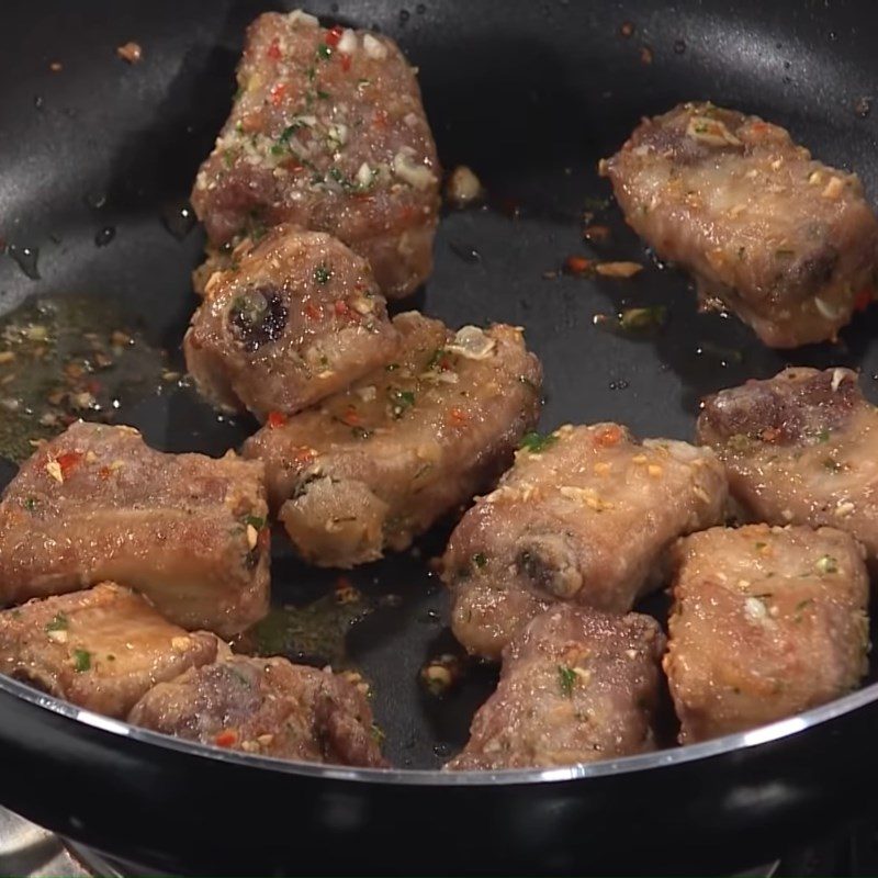 Step 5 Stir-fry ribs Stir-fried ribs with lemon and lemongrass