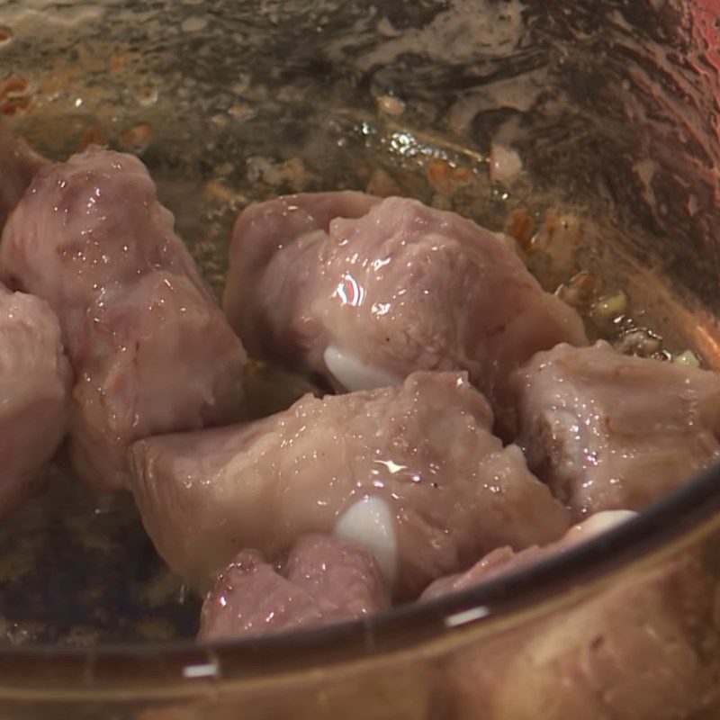 Step 5 Sauté the ribs for the pork rib soup