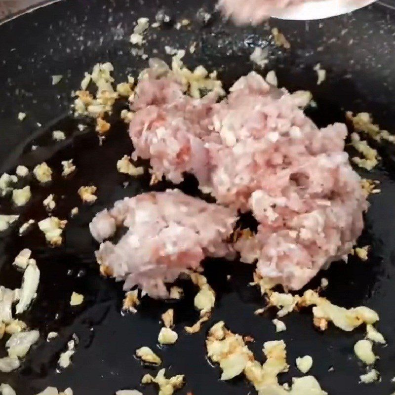 Step 3 Stir-fry meat Minced meat sea cucumber porridge
