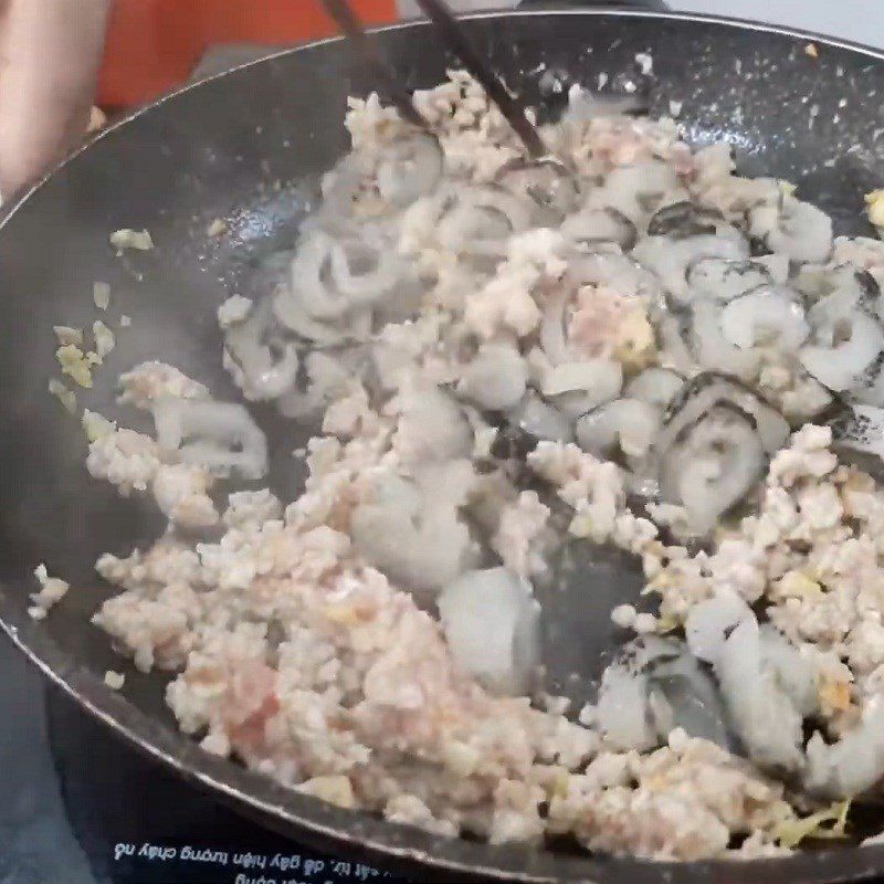 Step 3 Stir-fry meat Minced meat sea cucumber porridge