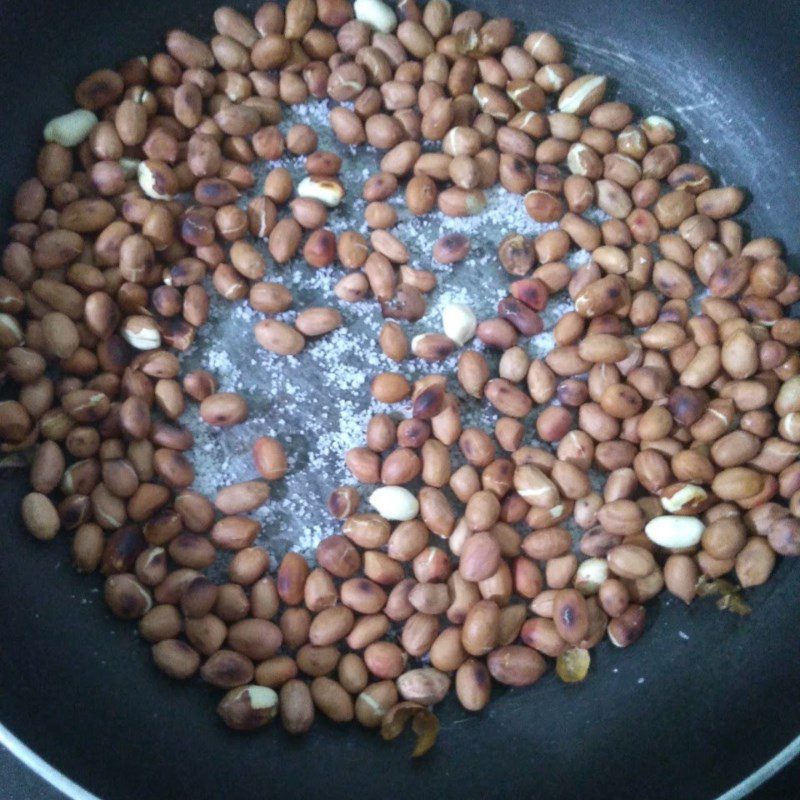 Step 3 Make dipping sauce and roast peanuts How to make vermicelli with store-bought spring rolls