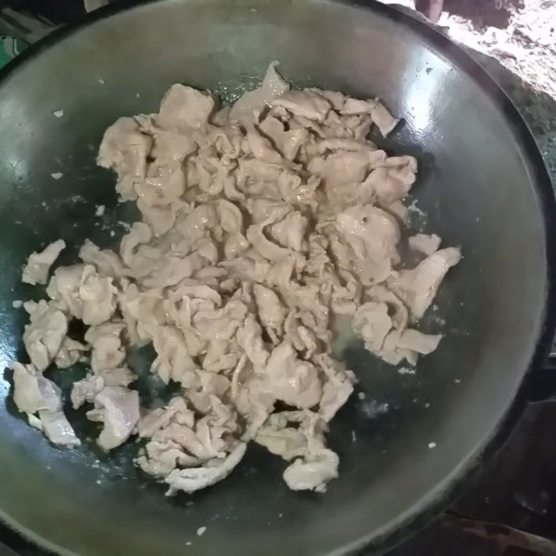 Step 3 Stir-fry the meat Pork stir-fried with green starfruit and banana