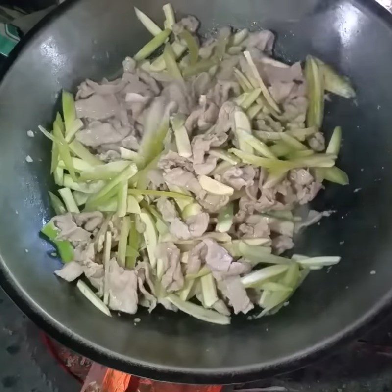 Step 3 Stir-fried pork with green banana and starfruit
