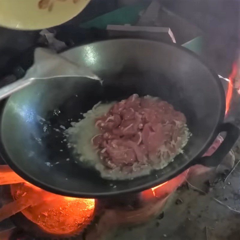 Step 3 Stir-fry the meat Pork stir-fried with green starfruit and banana