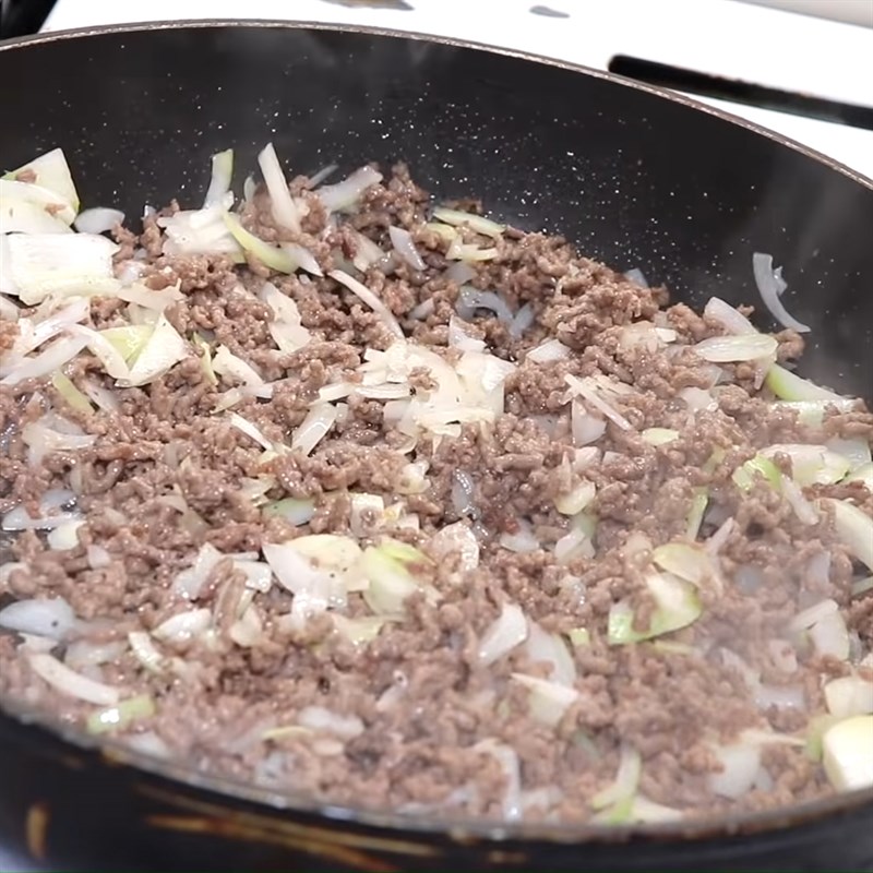 Step 4 Sauté minced meat Baked zucchini with cheese and minced meat