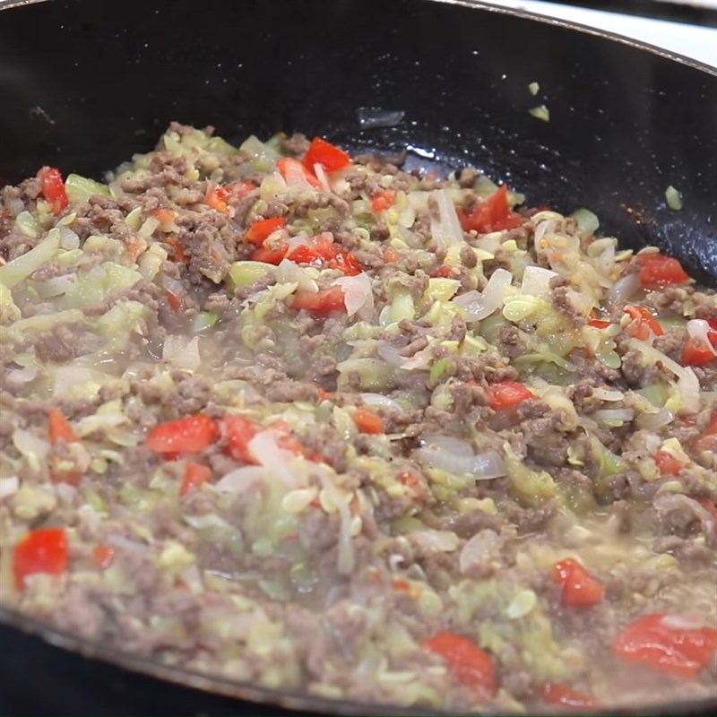 Step 4 Stir-frying minced meat Zucchini baked with cheese and minced meat filling