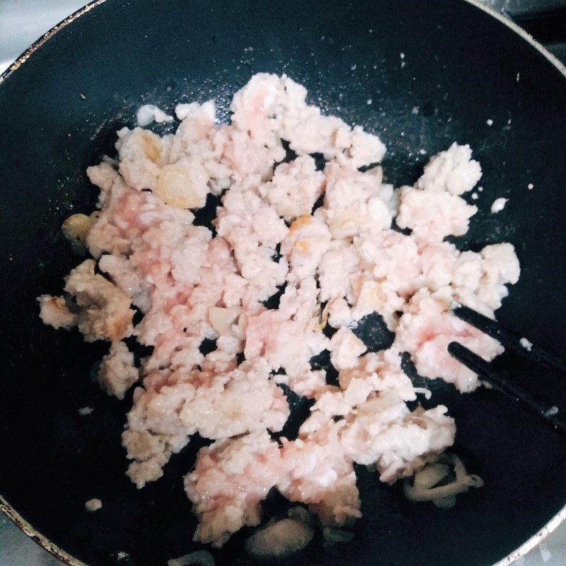 Step 2 Stir-fried minced meat with pickled radish