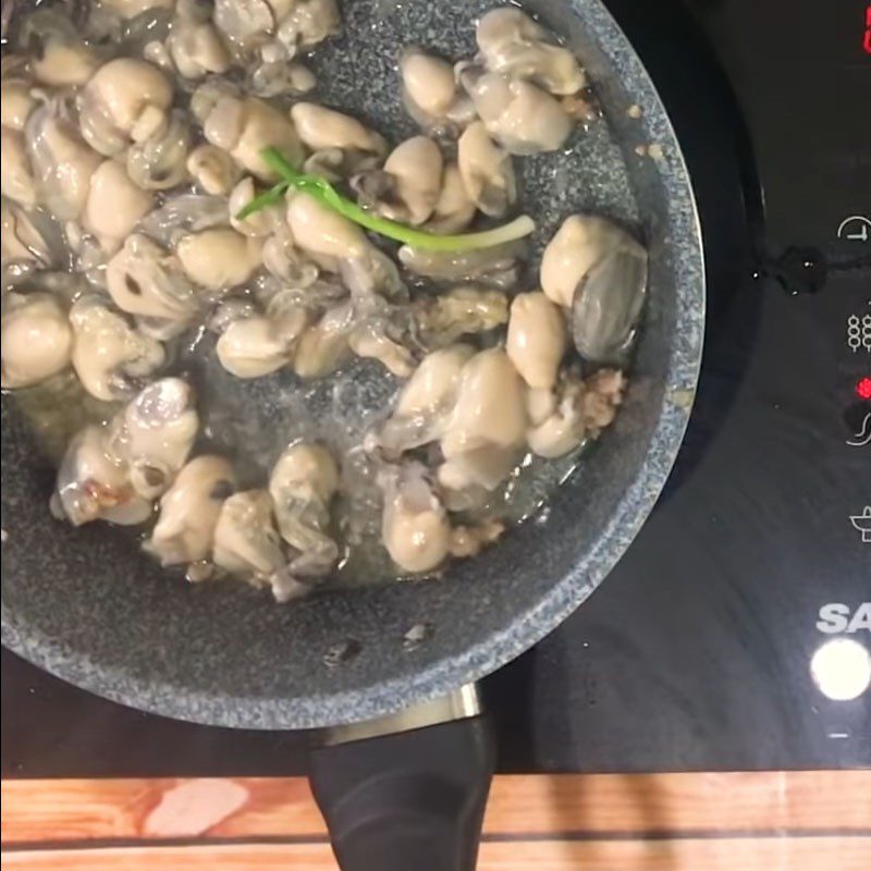 Step 4 Stir-fried minced meat and oysters Minced meat oyster