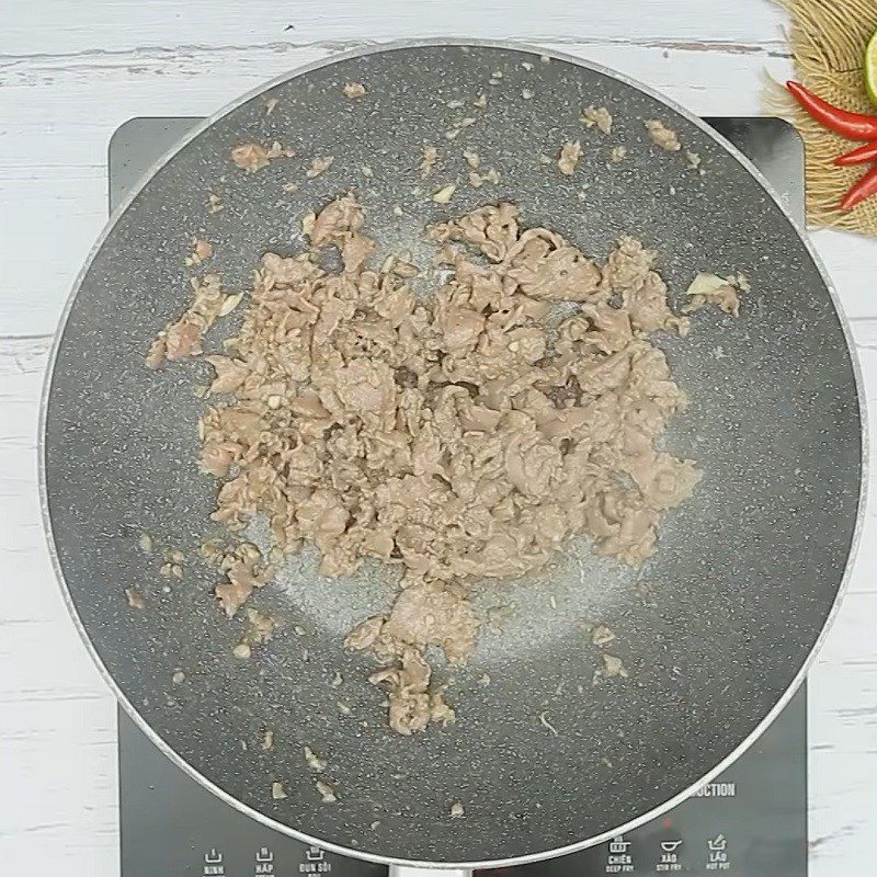 Step 3 Stir-fry beef for spicy sour beef noodles