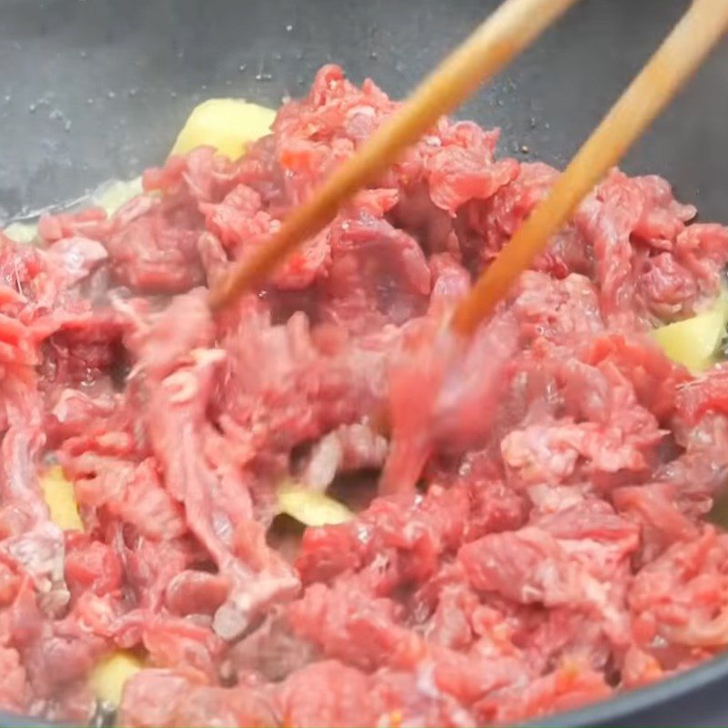 Step 5 Stir-fry the beef for Beef Salad with Rice Paddy Herb